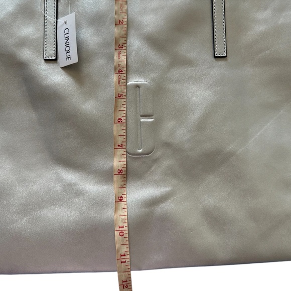 Clinique Shiny Silver Shoulder Bag New - Picture 4 of 6